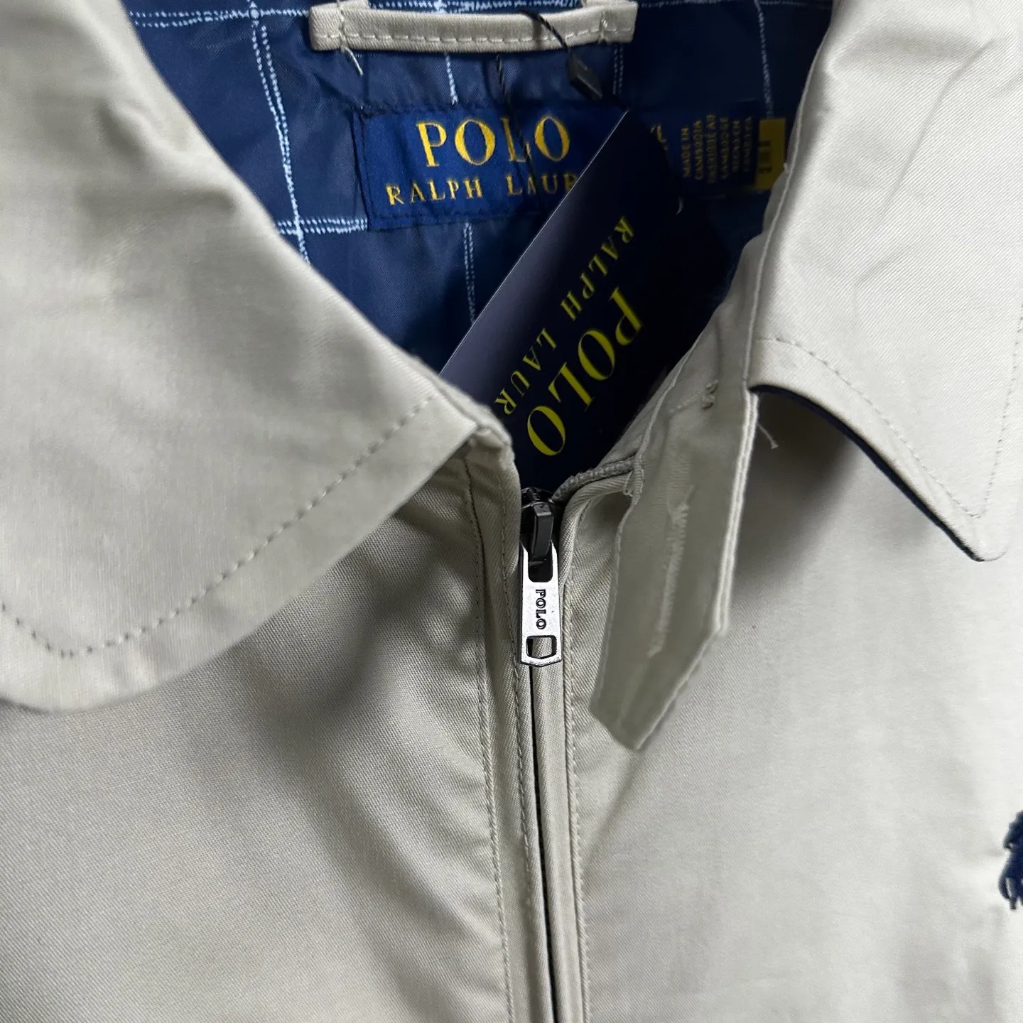 P270 Ralph Lauren/Ralph Lauren classic unisex veteran zipper jacket style number: DJ1897 Recommended by many fashion bloggers, the Harrington jacket's lapel zipper windproof design perfectly blends casual style with street trend elements, making it very suitable for neutral wear. The fabric texture of the jacket is excellent and comfortable to wear. It is a very versatile and trendy jacket. Original development, 100% pure cotton fabric, exquisite embroidery, evergreen style for all seasons, feel free to buy it, retro will never go out of style!  Color: Khaki Navy Black Size: M-XXL M L
